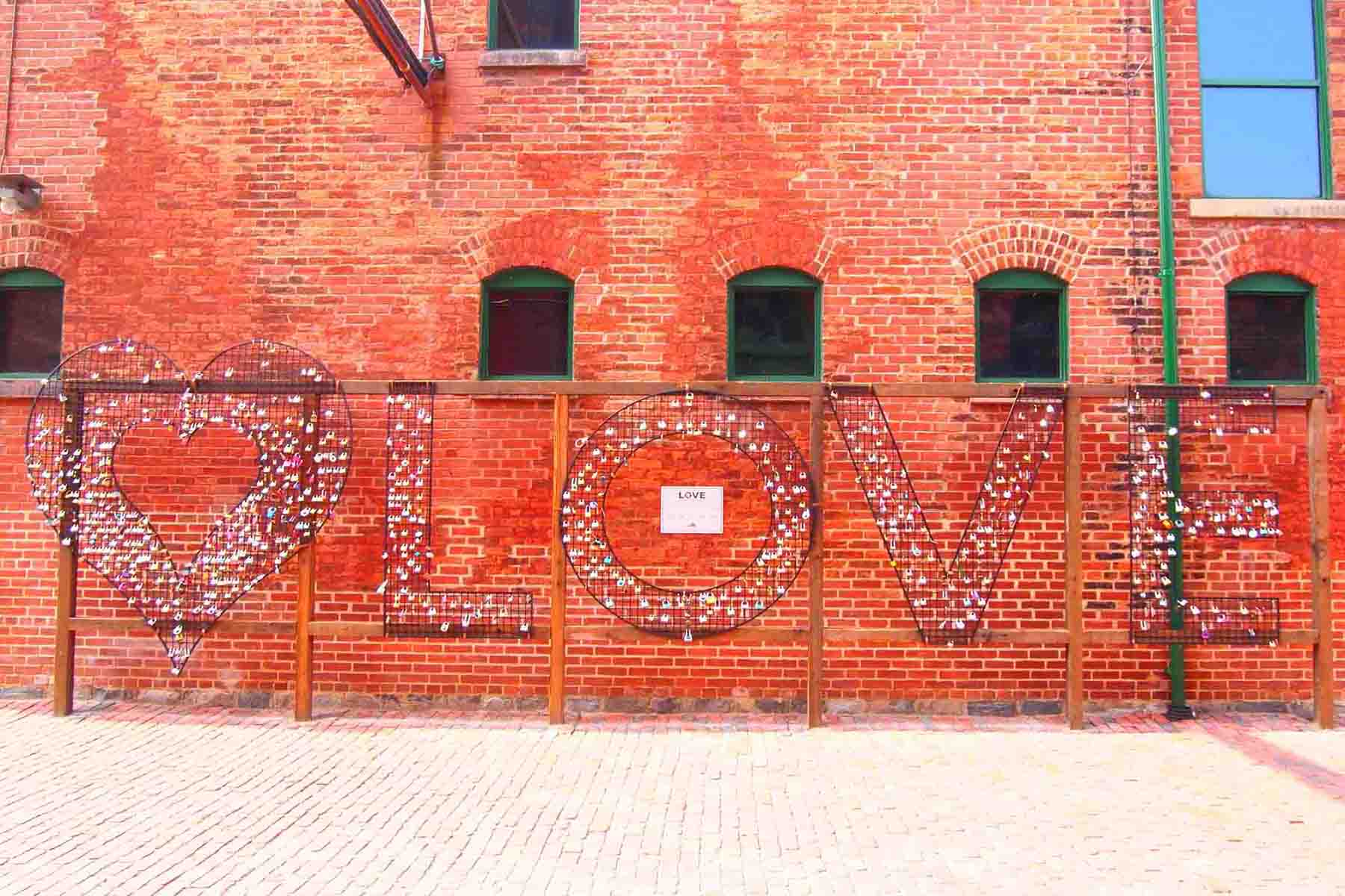 トロントのアートLOVE文字